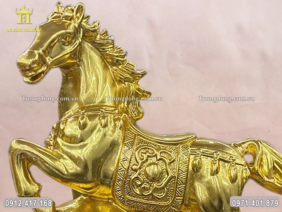 Bờm ngựa chạm khắc mềm mại tung bay trong gió